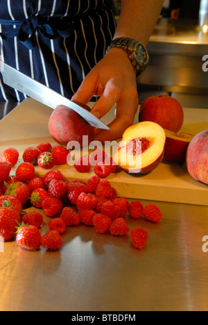 Celebrity chef sarà in Olanda il taglio di frutta nella cucina a Michelin La Becasse Ristorante, Ludlow, Shropshire, Regno Unito Foto Stock