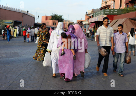 Inizio serata nel Djemaa El Fna a Marrakech Foto Stock