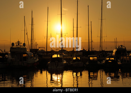 Sunrise scena nel piccolo porto, Isola Silba, Croazia Foto Stock