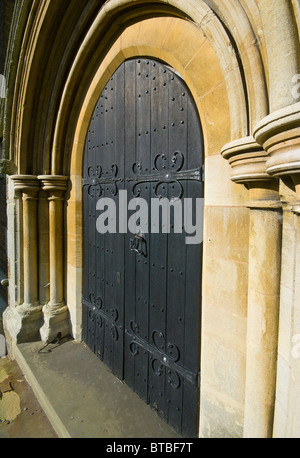 Chiuso in legno nero porta della chiesa Foto Stock