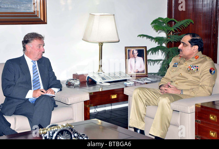 Comune di capi del personale il Presidente del Comitato, Gen.Khalid Shamim uno scambio di opinioni con Richard Ottaway MP (Presidente) durante la riunione Foto Stock