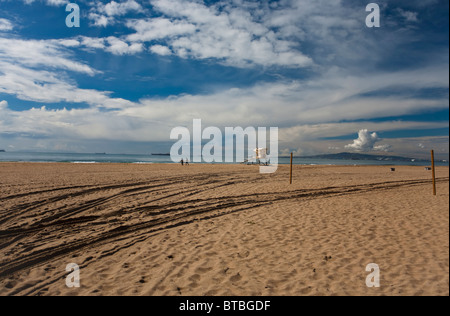 Ampia catturato ad angolo della spiaggia dopo una tempesta di neve in Huntington Beach, California Foto Stock