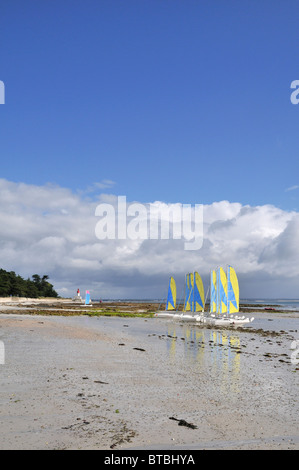 Catamarani di formazione su una spiaggia in Bretagna Foto Stock