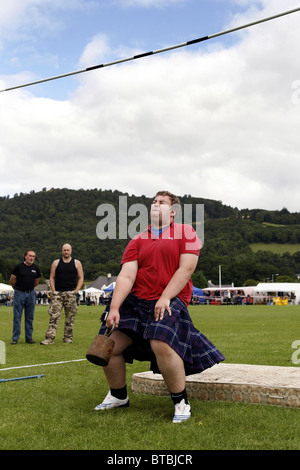 Il peso sopra la barra della concorrenza, Middlesbrough Highland Gathering e giochi, Blairbeg Park, Drumnadrochit, Scozia Foto Stock