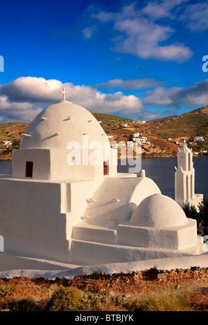 La chiesa bizantina di Agia Irene sul porto di Ormos, Ios Cicladi, Grecia Foto Stock