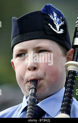 La concorrenza delle cornamuse, Middlesbrough Highland Gathering e giochi, Blairbeg Park, Drumnadrochit, Scozia Foto Stock