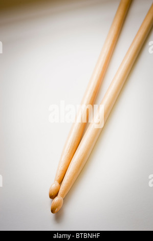 Due tamburo di legno bastoncini da sopra su un sfondo pallido Foto Stock