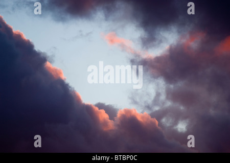 Nuvole al tramonto in intense sfumature di rosso, arancione e nero Foto Stock