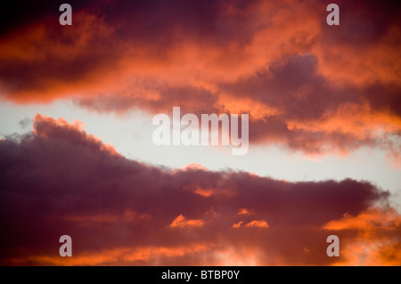 Nuvole al tramonto in intense sfumature di rosso, arancione e nero Foto Stock