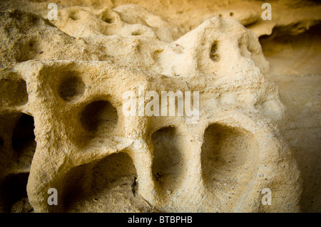 Dettagli della roccia erodendo lontano nel tempo Foto Stock