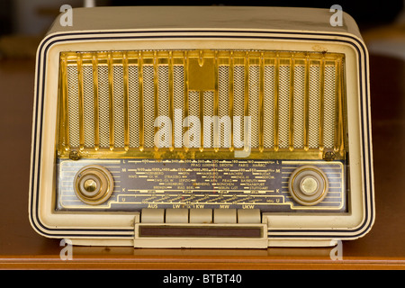 Antique molto vecchia radio vintage sul tavolo. Foto Stock