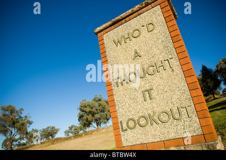 Insolitamente denominato che avevano un pensiero esso lookout accedi Quirindi, Australia rurale. Foto Stock