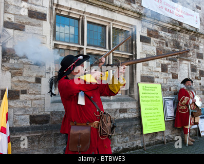 Mellvin Gudger, Pamphill e Shapwick Town Crier incendi il suo moschetto per avviare il Dorset Town Crier concorrenza 2010. Foto Stock