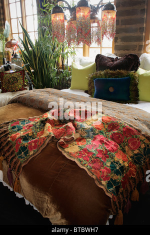 Cuscini decorativi su un letto Foto stock - Alamy