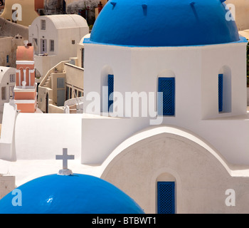 Tipica architettura con cupole della chiesa Oia Santorini Cicladi Grecia Foto Stock