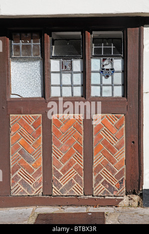 Mattoni decorativi sotto parzialmente vetro retinato con vetro macchiato inserti. Foto Stock