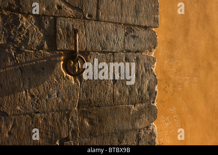 Tourist graffiti scrawled sul pilastro centrale di Firenze Ponte Vecchio. Foto Stock