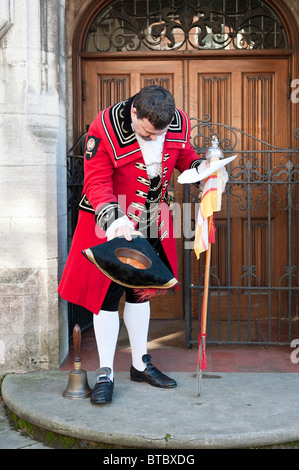 Iain Mitchell (West Mori) compete nel Dorset Town Crier concorrenza 2010. Foto Stock