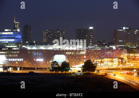 Skyline della città di Essen, in Germania, di notte. Il centro commerciale 'piazza Limbecker Platz' nel centro della citta'. Il quartiere degli affari. Foto Stock