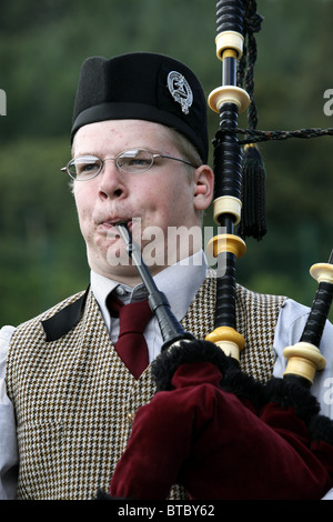 La concorrenza delle cornamuse, Middlesbrough Highland Gathering e giochi, Blairbeg Park, Drumnadrochit, Scozia Foto Stock