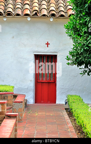 Pala Indian Reservation, la Missione di San Antonio de Pala (fondata nel 1816), una porta dal cortile Foto Stock