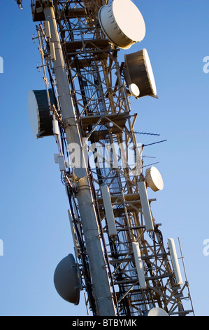 Torre di grandi dimensioni è coperto con tutti i tipi di piatto e antenna Foto Stock