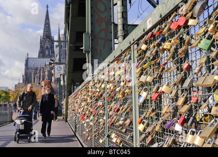 Amore i lucchetti sul ponte di Hohenzollern a Colonia Germania Foto Stock