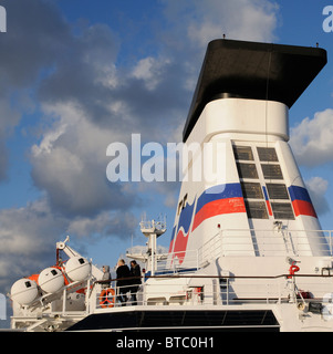La nave imbuto con logo di Brittany Ferries Company Visualizzazione dei passeggeri a bordo di un equipaggiamento di sicurezza Foto Stock