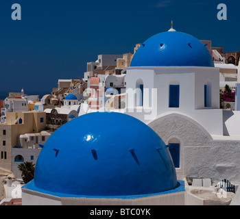 Tipica architettura e le cupole della chiesa Oia Santorini Cicladi Grecia Foto Stock