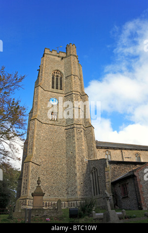 La torre della chiesa dei Santi Andrea e Maria al Langham, Norfolk, Inghilterra, Regno Unito. Foto Stock