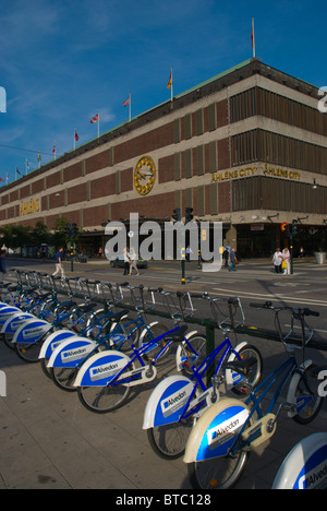 Città libera biciclette a Sergels Torg piazza della città Åhlens grande magazzino centrale di Stoccolma Svezia Europa Foto Stock
