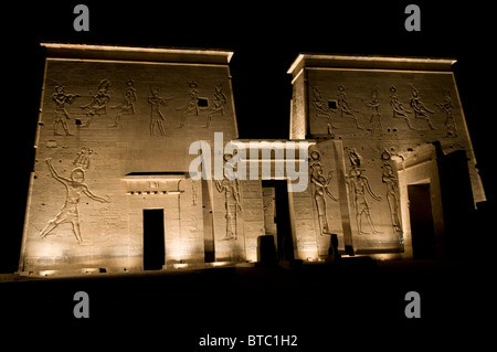 Colpo Esterno del Tempio di Iside nel tempio di Philae sull isola di Agilkia nel serbatoio di Aswan diga Basso Egitto Foto Stock