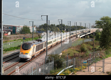 Il treno Eurostar funziona un servizio internazionale sull'HS1 line vicino a Rainham in Essex. Foto Stock