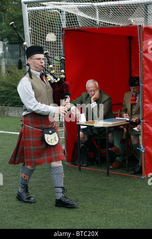 La concorrenza delle cornamuse, Middlesbrough Highland Gathering e giochi, Blairbeg Park, Drumnadrochit, Scozia Foto Stock