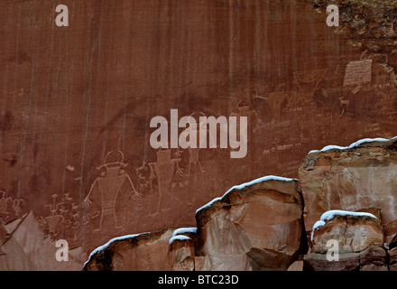 Fremont petroglifi indiani sulla parete del canyon, Capitol Reef National Park nello Utah Stati Uniti. Foto Stock