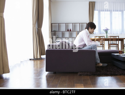 Imprenditore seduto sul divano Foto Stock