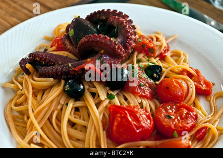 Spaghetti allo scoglio, con polpo e piccole cherry pomodoro di Pachino, Napoli, campania, Italy Foto Stock