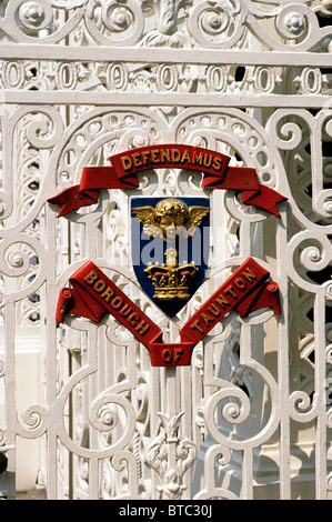 Taunton, Vivary Park Gate, città crest stemma araldico italiano Vittoriano dipinto di bianco in ferro battuto Inghilterra Somerset REGNO UNITO Foto Stock