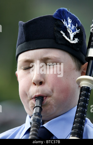 La concorrenza delle cornamuse, Middlesbrough Highland Gathering e giochi, Blairbeg Park, Drumnadrochit, Scozia Foto Stock