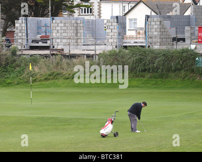 Case essendo costruita sul bordo del golf grossolana, Bude, Cornwall, Regno Unito Foto Stock