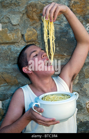 Ragazzo giovane mangiare spaghetti, Italia,M.R. Foto Stock