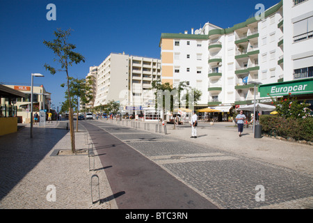 "Avenida Tomas Cabreira' seafront street, 'Praia da Rocha ", Algarve, Portogallo. Foto Stock