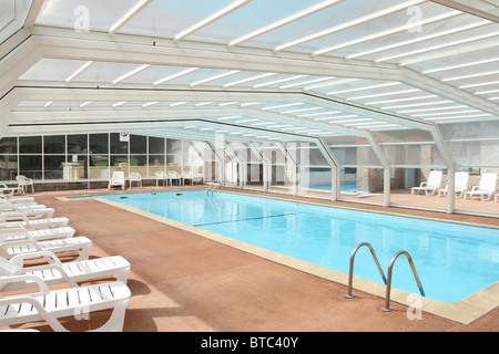 Piscina interna Piscina sotto la copertura di un tetto apribile a scomparsa Foto Stock