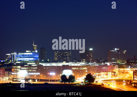 Skyline della città di Essen, in Germania, di notte. Il centro commerciale 'piazza Limbecker Platz' nel centro della citta'. Il quartiere degli affari. Foto Stock