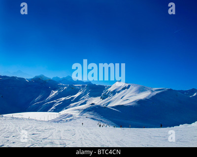 Flaine piste da sci con ampia polvere di neve e profondo cielo blu, Chamonix sulle alpi francesi, Francia Foto Stock