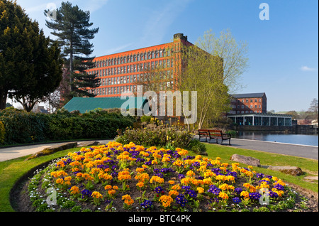 Strutt North Mill Belper Derbyshire Regno Unito un ex cotonificio costruito nel 1804 da William Strutt con giardini del Fiume in primo piano Foto Stock