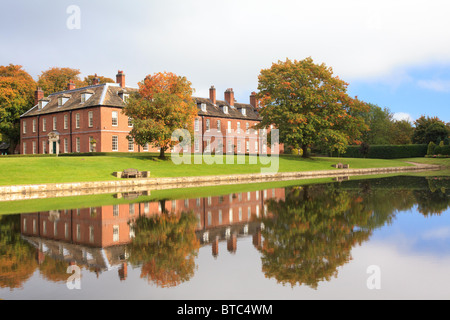 Gawsworth new hall nel Cheshire Il Grade ii Listed country house vista attraverso il lago in autunno. Foto Stock