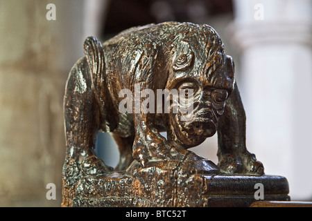 Wendens ambone,Essex di scultura medievale di una tigre nella chiesa del villaggio di Settembre 2010 Foto Stock