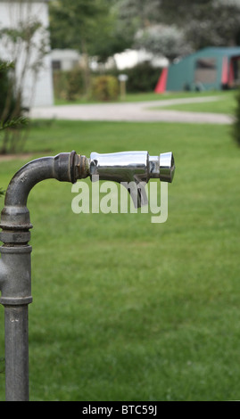 Acqua fresca toccare su un bosco campeggio - focus sul rubinetto Foto Stock