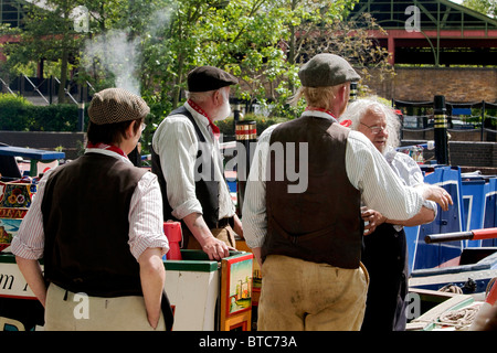 Appassionato di canale uniforme del piatto caps, rosso e bianco collo tradizionali sciarpe, gilet e pantaloni in velluto a coste. DAVID MANSELL Foto Stock